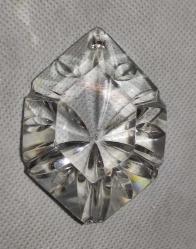 1947-1940 LI YILLAR ŞEFFAF KRİSTAL PRİZMATİK AVİZE TAŞI**YÜKSEKLİK 6,2 CM ENİ 4,3 CM **ADET FİYATIDIR**