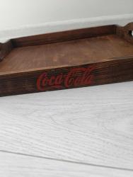 Coca-Cola logolu ahşap tepsi.