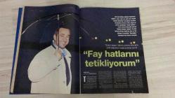 AKTÜEL  HAFTALIK HABER DERGİSİ - SAYI:437 - 2-8 ARALIK  1999 - GÜÇLÜ CİNAYETİNDE OSMAN DURMUŞ’UN ROLÜNE DAİR 29 YIL SONRA GELEN TANIK İFADESİ – AMERİKALI TORR’UN TÜRK ERKEKLERİNE “MAÇO” EĞİTİMİ – ASENA’NIN “KADIN VIAGRASI” DENEYİ VE ERKEKLERİN TEPKİSİ – AYHAN IŞIK ANMA GECESİNDE TÜRK SİNEMASININ EFSANELERİNE SAYGI VE SESSİZLİK – TÜRK SİNEMASININ UNUTULMAZ YILDIZLARIYLA DOLU BİR GECE: SADRİ ALIŞIK’TAN BELGİN DORUK’A – ÜNLÜLERİN HAYALİ REKLAM SENARYOLARIYLA EĞLENCELİ BİR PORTRE GALERİSİ – SAKIP SABANCI’NIN KENDİ KENDİNİN REKLAM YILDIZI OLDUĞU SENARYO – MESUT YILMAZ VE DEVLET BAHÇELİ’NİN SAKIZLI DİYALOĞUYLA HAYALİ BİR SPOT – CINDY CRAWFORD’UN ANNELİK DERSLERİYLE YENİ DİJİTAL KARİYERİ – ESTHER CANADAS’IN PODYUMLARDAN SİNEMAYA GEÇİŞİ VE “KILL” FİLMİNDEKİ ROLÜ – SOPHIA LOREN’İN YILLARA MEYDAN OKUYAN GÜZELLİĞİ VE “YÜZYILIN KADINI” SEÇİLMESİ -  EROL TAŞ – İZZET GÜNAY – EFKAN EFECAN – SINAN ÇETİN – KEYMAN DEMİREL – ZUHAL OLCAY – KAYAHAN – MESUT YILMAZ – DEVLET BAHÇELİ – SAKIP SABAN   146  SAYFA