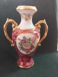 Limoges imzalı el boyaması porselen çift kulplu vazo. 16 cm. 11.cm.