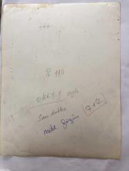 MELEK GÖRGÜN'ÜN ORİJİNAL BÜYÜK BOY FOTOĞRAFI - 24 x 18 cm EBADINDA - MELEK GÖRGÜN KENDİSİNE YAZILAN MEKTUPLARIN ÖNÜNDE ÖZEL OLARAK POZ VERİRKEN ÇEKİLMİŞ BİR KARE