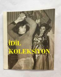 MELEK GÖRGÜN'ÜN ORİJİNAL FOTOĞRAFI - 9 x 8 cm EBADINDA - MELEK GÖRGÜN ORYANTAL KOSTÜMÜYLE DANS EDERKEN ÇEKİLMİŞ BİR KARE