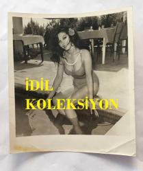 MELEK GÖRGÜN'ÜN ORİJİNAL FOTOĞRAFI - 13 x 12 cm EBADINDA - MELEK GÖRGÜN HAVUZ KENARINDA MAYOSUYLA GÜLÜMSEYEREK POZ VERİRKEN ÇEKİLMİŞ BİR KARE