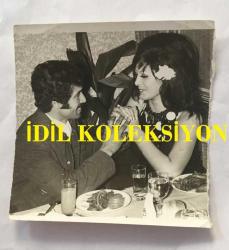 MELEK GÖRGÜN'ÜN ORİJİNAL FOTOĞRAFI - 12 x 12 cm EBADINDA - MELEK GÖRGÜN SEVGİLİSİYLE BAŞ BAŞA YEMEK YERKEN ÇEKİLMİŞ BİR KARE