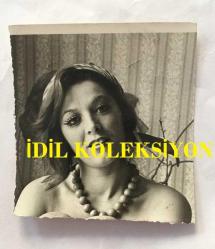 MELEK GÖRGÜN'ÜN ORİJİNAL FOTOĞRAFI - 9 x 9 cm EBADINDA - MELEK GÖRGÜN KADRAJA GÜLÜMSERKEN ÇEKİLMİŞ BİR KARE