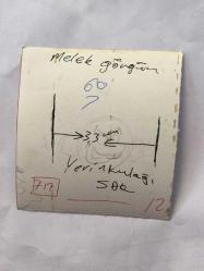 MELEK GÖRGÜN'ÜN ORİJİNAL FOTOĞRAFI - 9 x 9 cm EBADINDA - MELEK GÖRGÜN KADRAJA GÜLÜMSERKEN ÇEKİLMİŞ BİR KARE