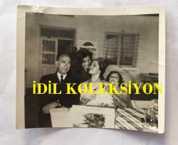 MELEK GÖRGÜN'ÜN ORİJİNAL FOTOĞRAFI - 12 x 10 cm EBADINDA - MELEK GÖRGÜN AİLESİYLE BİRLİKTE AYNI MASADAYKEN ÇEKİLMİŞ BİR KARE