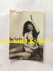 MELEK GÖRGÜN'ÜN ORİJİNAL MİNİ BOY FOTOĞRAFI - 7 x 5 cm EBADINDA - MELEK GÖRGÜN MAYOSUYLA POZ VERİRKEN ÇEKİLMİŞ BİR KARE