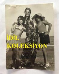 MELEK GÖRGÜN'ÜN ORİJİNAL FOTOĞRAFI - 12 x 8,5 cm EBADINDA - MELEK GÖRGÜN AİLESİYLE BİRLİKTE POZ VERİRKEN ÇEKİLMİŞ BİR KARE