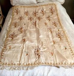 OSMANLI İŞLEMELİ SATEN SECCADE ARKA KISMINDAKİ KAPİTONE KISIM SONRADAN EKLENMİŞ  106*150 CM EBADINDA