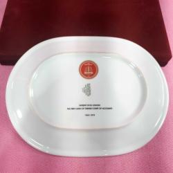 DİVAN-I MUHASEBAT (1863-1878) SAYIŞTAYIN İLK LOGOSU ORJİNAL KUTUSUNDA ALTIN YALDIZ HAT YAZILI GÜRAL PORSELEN TABAK