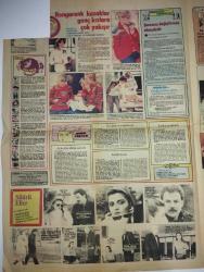 HÜRRİYET KELEBEK GAZETESİ DOĞUM GÜNÜ GAZETESİ-20 Şubat 1982-Tepegöz Sokağı’nda kadınlar saltanatı-Nuran kaçan oğlu-Gönül Akkor-prensesler de anne sözü dinler-sabahat Solakoğlu-eczacı Ayfer baykan-Uğur Yılmaz-Sibel elmacı-Filiz Ersürer-Cihan üstün-Mahmut Günay-muammer gözalan-rengarenk kazaklar genç kızlara çok yakışıyor-robert mitchum 60 ından sonra oscar peşinde-saç spreyi kullanıyorsanız-tugay Toksöz-parktaki kadın-Çiğdem İşbilir-Kadir birleşen-tavada patates tarifi-geyşa olmak isterdim Hülya süer-sen de türküleri evine çiğköftesi ünlü Mahmut Tuncer-Zeki Müren-Belgin Doruk-sayfa sayısı dört-doğum günü gazetesi