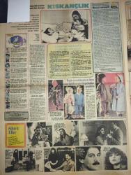 HÜRRİYET KELEBEK GAZETESİ DOĞUM GÜNÜ GAZETESİ-18 Şubat 1982-Zeki Alasya-Metin Akpınar-Nina Akyol-Nükhet Duru-Kamil Başaran-Cihan Üstünyay-Mahmut Günay-Muammer Gözalan-Tarık Tarcan-Sami Değer-Suzan Avcı-Gamze Yarka-Aslan Altnı-Erdoğan Tünaş-Mesut Çakarlı-Didem Bülbül-Yıldız Orun-İnanç Reaslan-Burçin Burakoglu-Tamer Çamak-Peride Celal-Ali Poyrazoğlu-Nilgün Belgün-Neslihan Acar-Fikret Hakan-Nazan Çağıl-Hüseyin Kutman-Nermin Çalışkan-Namık Toksöz-Okyayuz-Çiğdem Işıbil-Kadir Birelsek-Necmi-Serpil-Füsun-İzzet Altınmeşe-Müzeyyen Altınmeşe-Raquel Welch-Yılmaz Duru  Bahar kıyafetleri cıvıl cıvıl-Kralçıkın melekleri-Taşlı tunige-Üç gömlek üst üste-Turuncu ve mavi-Devkuşu saf-Aşk ve kin-Beyaz öfke-Memo-Üç kadın-Alpago-Yavru devekuşu-Özür dileriz-Bu kadın ne yapıyor-Sağ olasın muzırlık yasası-Acaba bunda bir muzırlık var mı?-Rüyalar gerçek olsa-Günün adamı-Renkli bir dünya-Evin güzel evim-Çocuklar giyeceklerini kendileri mi seçmeli?-Aşkın kanunu yoktur-Müzikte büyük ortaklık doğdu-Önce ders aldıl