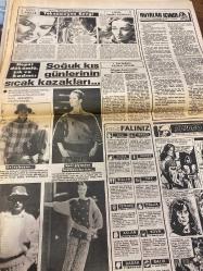 HÜRRİYET KELEBEK GAZETESİ DOĞUM GÜNÜ HEDİYESİ - 4 ARALIK 1985 -Çiğdem Tunç-Ekrem Bora-Gökben-Nil Ünal-Burçin Turçat-Tamer Yiğit-Serap Aksoy-Ertan Uygun-Leyla Tüzün-Renan Demirkan-Tanju Gürsu-Asuman Erginozlu-Deniz Candıroğlu-Ayser Beşrioğlu-Yılmaz Zafer-Nazan Ayas-Suzan Avcı-Memduh Ün-Serhat Çeum-İhsan Kolak-Victor Hugo-Juliette Drouet-Cemal Dündar  Güzel sunucunun buz dansı-Sağlık ordusunun yeni melekleri-57 öğrenci törenle kep giydi-Alman basınında iki Türk sanatçı-Akkadın çıktı-Vazgeçemem-Ormanda Dehşet-Üç Kadın-Beyin özürlü çocukların doğum anında teşhisi-İthal malı diş malzemelerine mutlaka standart konulmalıdır-Ev kadınının rehberi-Göz kırışıklığını dert etmeyin-Küvette kaymamanız için-Cam sehpalar-Tahta eşyalar-Kol saatleri soğuk sevmez-Dore kumaşı sevenlere-Bebek her gün yeni bir şey öğrenir-Kayıp olan gençlik-Tükenmeyen Sevgi-Soğuk kış günlerinin sıcak kazakları-Rüyalar içinde  Tarkan-Aslan Kral