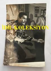 YEŞİLÇAM'IN UNUTULMAZ OYUNCUSU ve TRABZON'UN İFTİHARI TANJU GÜRSU'NUN 1960'LARDAKİ BİR FİLMİNDEN ORİJİNAL BİR FOTOĞRAF - 18 x 11 cm EBADINDA - (AÇIKLAMAYI OKUYUNUZ)