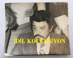 YEŞİLÇAM'IN UNUTULMAZ OYUNCUSU YILDIRIM ÖNAL'IN ORİJİNAL FOTOĞRAFI (RESTORASYONLU) - 14,5 x 12 cm EBADINDA - YILDIRIM ÖNAL BİR ETKİNLİKTE OTURURKEN