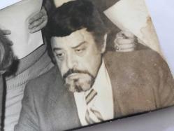 YEŞİLÇAM'IN UNUTULMAZ OYUNCUSU YILDIRIM ÖNAL'IN ORİJİNAL FOTOĞRAFI (RESTORASYONLU) - 14,5 x 12 cm EBADINDA - YILDIRIM ÖNAL BİR ETKİNLİKTE OTURURKEN