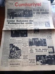 Cumhuriyet Gazetesi - 31 Ocak 1954 - dinle ve düşün yazan Nadir Nadi Başmakale - cumhurbaşkanımız Celal Bayar Dün washington'dan ayrıldı fotoğraf - cumhurbaşkanı Celal Bayar beyaz sarayda Radyo ile Amerika halkına hitap ederken fotoğraf - Dörtler yarın gizli bir içtima yapacaklar - Suriye'de buhran yayılıyor - Vali Dün kasaplara ültimatom verdi - Kıbrıs başpapazı Makarios faaliyette - İnce Mehmet yazan Yaşar Kemal Yazı Dizisi - gençlikte siyaset yazan Hasan Ali Yücel - Neyzen Tevfik'in ölüm yıldönümü - kansere karşı yeni bir ilaç - Beşiktaş bugün adaletle karşılaşıyor - bu yılın en heyecanlı ve Çetin basketbol maçı Darüşşafaka Beyoğlusporu yendi - Radife Erten Gönül Yazar Neriman Altınay Galatasaray Turkuaz Gazinosunda - yeni bir elektronik canavar tercümeler yapan makine - Eflatun Bey ve Rakım Efendi yazan Ahmet Mithat Efendi - Lion mağazası - Nevin Aypar Puro Tuvalet Sabunu Kullanıyor - Denizcilik Bankası Sarıyer Kasımpaşa ajansları Yarın açılıyor - Lloyd Kamyonetleri - NATO