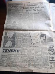 Cumhuriyet Gazetesi - 2 Şubat 1955 - Ayak ve yorgan yazan Nadir Nadi Başmakale - Adnan Menderes Yarın italya'dan ayrılıyor - Kızıl Çin Birleşmiş Milletler'e çağrıldı - Ankara mısır'ı tenkit ediyor - Adnan Menderes Dün Papa ile görüştü - Amerika'dan daha fazla buğday almak istedik - Adnan Menderes ve Fuat Köprülü Papa ile görüştükten sonra vatikan'dan ayrılırken fotoğraf - hastalarımız bugün Damlataş mağarasında küre başlıyor - bilyoner bankacı Serge Rubinstein'ı kim öldürdü - 1957 dünya güreş şampiyonasına talip olduk - Mim Kemal'in cenazesi muhteşem bir törenle kaldırıldı fotoğraf - Teneke yazan Yaşar Kemal Yazı Dizisi - İstiklal harbi günlerinde Isparta'da Mim Kemal yazan Kemal Turan - Düztaban yazan Burhan Felek - yeni futbol federasyon reisi Hasan Polat'ın beyanatı - Fenerbahçe'nin Adalet maçına hazırlığı - Football Association kupasını kim kazanacak - Beşiktaş Beykoz maçı yarın yapılıyor - meçhul korsan filmi Kadıköy hale sinemasında - Tarihe Geçmiş Büyük Aşklar