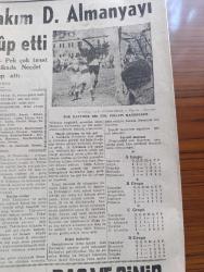Cumhuriyet Gazetesi - 19 Nisan 1960 - Dün kurulan meclis tahkikat encümeni işe başlarken üç yasak kararı verdi - partilerin kongreleri toplantıları bütün siyasi faaliyetleri yeni teşkilat kurmaları yasak - CHP memur meclis tahkikat encümeni azaları fotoğraf - Necmettin Önder - Osman Kavuncu - Kemal Biberoğlu - İzmir CHP İl Başkanı Lebit Yurdoğlu'nun duruşması - Ürdün Kralı Hüseyin İstanbuldan ayrıldı - savcılık eliyle aldığımız tekzip rica ederim müzemizde çalınan sahtesi ile değiştirilen tarihi eşya yoktur - Evlerden Biri yazan Orhan Kemal Yazı Dizisi - Bolşoy Balesi bugün İstanbul'a geliyor - Belediye sarayı mefruşatı için 1 milyon liralık tahsisat ayrılıyor - Hasbihal Yazan Burhan Felek - babam Abdülhamit yazan Ayşe Osmanoğlu Güven yayınevinde çıktı -İstanbul üniversitesi'nde diploma suistimali raporu tamamlanıyor - Sodom ve Gomore şehirlerini bulmak için araştırmalar devam ediyor - Mel Ferrer Ve Audrey Hepburn çifti İsviçre'de yerleşiyor -   Genç Milli Takım Doğu Almanya'yı yendi