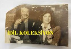 YEŞİLÇAM'IN UNUTULMAZ OYUNCUSU YILDIRIM ÖNAL'IN ORİJİNAL 2'Lİ FOTOĞRAF SETİ (AÇIKLAMAYI OKUYUNUZ) - 18 x 12 cm ve 14 x 11 cm EBADINDA - YILDIRIM ÖNAL ve NURAY AKIN AYNI KAREDE