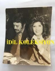 YEŞİLÇAM'IN UNUTULMAZ OYUNCUSU YILDIRIM ÖNAL'IN ORİJİNAL 2'Lİ FOTOĞRAF SETİ (AÇIKLAMAYI OKUYUNUZ) - 18 x 12 cm ve 14 x 11 cm EBADINDA - YILDIRIM ÖNAL ve NURAY AKIN AYNI KAREDE