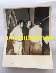 YEŞİLÇAM'IN UNUTULMAZ OYUNCUSU YILDIRIM ÖNAL'IN ORİJİNAL 2'Lİ FOTOĞRAF SETİ (AÇIKLAMAYI OKUYUNUZ) - 15 x 12 cm EBADINDA - YILDIRIM ÖNAL ÇEKİMLERDE KAMERA ARKASINDAYKEN ÇEKİLMİŞ 2 FARKLI KARE