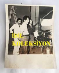 YEŞİLÇAM'IN UNUTULMAZ OYUNCUSU YILDIRIM ÖNAL'IN ORİJİNAL 2'Lİ FOTOĞRAF SETİ (AÇIKLAMAYI OKUYUNUZ) - 15 x 12 cm EBADINDA - YILDIRIM ÖNAL ÇEKİMLERDE KAMERA ARKASINDAYKEN ÇEKİLMİŞ 2 FARKLI KARE