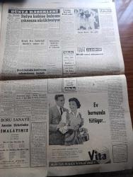 Cumhuriyet Gazetesi - 20 Nisan 1960 - meclis tahkikat encümeni 4 numaralı tebliğini yayınladı - Hollanda en hoş lalesine Atatürk adını koyuyor - Kore'de halk yeni ayaklandı -  feza mevzuunda bir konferans verildi - Sirkeci araba vapuru kuyruğu fotoğraf - 1956'dan bu yana 72 neşir yasağı karara çıkmış - Fatin Rüştü Zorlu Sev uçağı ile ilgili bir soru önergesine cevap verdi - Side müzesi'ni soyanlar ağır cezada 10 Mayıs günü yargılanacaklar - Beyazıt Eminönü yolunun açılmasına başlanıyor - Evlerden Biri yazan Orhan Kemal Yazı Dizisi - unkapalı Yolunda 1 metrekare Toprak 1260 lira - Birleşik Arap Cumhuriyeti amerika'yı protesto etti - Bolşoy Balesi dün geldi fotoğraf - şu fani dünyada yazan Burhan Felek -  Kodak fotoğraf makinesi - Brigitte Bardot ve Oscar - Fenerbahçe takımı fotoğraf - Genç Milli Takım son maçını bugün Macaristan'da oynuyor - Avusturya tenis takımı geliyor - fakültelerarası maçlarda edebiyat 2 jeoloji 0 - Fenerbahçe Fransız Kulübü Reims'i getirtiyor - Kamuran Tekil