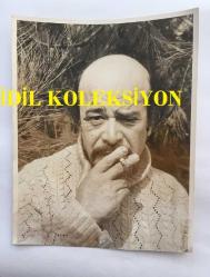 YEŞİLÇAM'IN UNUTULMAZ OYUNCUSU YILDIRIM ÖNAL'IN ORİJİNAL 3'LÜ FOTOĞRAF SETİ (RESTORASYONLU) - 18 x 12 cm ve 15 x12 cm EBADINDA - YILDIRIM ÖNAL HASTANEDE TEDAVİ EDİLİRKEN ve NUBAR TERZİYAN KENDİSİNİ ZİYARETE GELİRKEN ÇEKİLMİŞ 3 FARKLI KARE