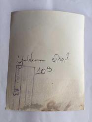 YEŞİLÇAM'IN UNUTULMAZ OYUNCUSU YILDIRIM ÖNAL'IN ORİJİNAL 3'LÜ FOTOĞRAF SETİ (RESTORASYONLU) - 18 x 12 cm ve 15 x12 cm EBADINDA - YILDIRIM ÖNAL HASTANEDE TEDAVİ EDİLİRKEN ve NUBAR TERZİYAN KENDİSİNİ ZİYARETE GELİRKEN ÇEKİLMİŞ 3 FARKLI KARE