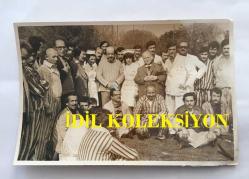 YEŞİLÇAM'IN UNUTULMAZ OYUNCUSU YILDIRIM ÖNAL'IN ORİJİNAL 3'LÜ FOTOĞRAF SETİ (RESTORASYONLU) - 18 x 12 cm ve 15 x12 cm EBADINDA - YILDIRIM ÖNAL HASTANEDE TEDAVİ EDİLİRKEN ve NUBAR TERZİYAN KENDİSİNİ ZİYARETE GELİRKEN ÇEKİLMİŞ 3 FARKLI KARE