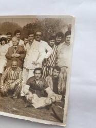 YEŞİLÇAM'IN UNUTULMAZ OYUNCUSU YILDIRIM ÖNAL'IN ORİJİNAL 3'LÜ FOTOĞRAF SETİ (RESTORASYONLU) - 18 x 12 cm ve 15 x12 cm EBADINDA - YILDIRIM ÖNAL HASTANEDE TEDAVİ EDİLİRKEN ve NUBAR TERZİYAN KENDİSİNİ ZİYARETE GELİRKEN ÇEKİLMİŞ 3 FARKLI KARE