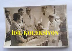 YEŞİLÇAM'IN UNUTULMAZ OYUNCUSU YILDIRIM ÖNAL'IN ORİJİNAL 3'LÜ FOTOĞRAF SETİ (RESTORASYONLU) - 18 x 12 cm ve 15 x12 cm EBADINDA - YILDIRIM ÖNAL HASTANEDE TEDAVİ EDİLİRKEN ve NUBAR TERZİYAN KENDİSİNİ ZİYARETE GELİRKEN ÇEKİLMİŞ 3 FARKLI KARE