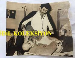YEŞİLÇAM'IN UNUTULMAZ OYUNCUSU YILDIRIM ÖNAL'IN ORİJİNAL 2'Lİ BÜYÜK BOY FOTOĞRAF SETİ (RESTORASYONLU) - 24 x 18 cm ve 21 x 18 cm EBADINDA - YILDIRIM ÖNAL İZMİR KORDONBOYU'NDA ALKOL KOMASINA GİRİP HASTANEYE GETİRİLDİĞİNDE DOKTOR MUAYENESİ YAPILIRKEN ÇEKİLMİŞ 2 FARKLI KARE, 2 NİSAN 1981