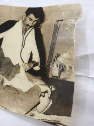 YEŞİLÇAM'IN UNUTULMAZ OYUNCUSU YILDIRIM ÖNAL'IN ORİJİNAL 2'Lİ BÜYÜK BOY FOTOĞRAF SETİ (RESTORASYONLU) - 24 x 18 cm ve 21 x 18 cm EBADINDA - YILDIRIM ÖNAL İZMİR KORDONBOYU'NDA ALKOL KOMASINA GİRİP HASTANEYE GETİRİLDİĞİNDE DOKTOR MUAYENESİ YAPILIRKEN ÇEKİLMİŞ 2 FARKLI KARE, 2 NİSAN 1981