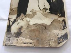 YEŞİLÇAM'IN UNUTULMAZ OYUNCUSU YILDIRIM ÖNAL'IN ORİJİNAL 2'Lİ BÜYÜK BOY FOTOĞRAF SETİ (RESTORASYONLU) - 24 x 18 cm ve 21 x 18 cm EBADINDA - YILDIRIM ÖNAL İZMİR KORDONBOYU'NDA ALKOL KOMASINA GİRİP HASTANEYE GETİRİLDİĞİNDE DOKTOR MUAYENESİ YAPILIRKEN ÇEKİLMİŞ 2 FARKLI KARE, 2 NİSAN 1981