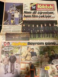 HÜRRİYET KELEBEK GAZETESİ DOĞUM GÜNÜ HEDİYESİ - 7 HAZİRAN 1986  - Uğur Dündar - Zeki Alasya - Metin Akpınar - Adile Naşit - Erol Günaydın - Erdal Özyağcılar - Merih Fırat - Yüksel Gözen - Bacyal Kent - Ayşen Gruda - Mesut Çağlar - Betsem İsközlü - Bursuk M. - Nezvat Takmaz - Şefik Döğen - Ali Poyrazoğlu - Duygu Ankara - Orhan Gencebay - Gülşen Bubikoğlu - Halit Refiğ - Fikret Koç - Arnold Roth - Chic Young  Hem dil öğreniyor hem film çekiyor - Devekuşu Bayram Günü - Kırkından Sonra - Memo - İyi Geceler Dünya - Yavru Devekuşu - Yaz Geceleri Yırtıcı Olmak Elinizde - Dondurmanın Tadını Unuttuk - Ev Kadınının Rehberi - Mutfakta Hazırlanan Takılar - Boy Aynası - Kağıt Kebabı - Günün Adamı - Leyla ile Mecnun - Bizimkiler - Copyright - Güngörmüşler - Dedektif Nik - Kayıp Kent  Devekuşu - Memo - İyi Geceler Dünya - Bizimkiler - Copyright - Güngörmüşler - Dedektif Nik - Kayıp Kent