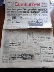 Cumhuriyet Gazetesi - 30 Temmuz 1959 - yaraya parmak yazan Nadir Nadi Başmakale - Dört Gazeteci Ahmet Emin Yalman Selami Akpınar Naim Tirali ve kervan dergisi sahibi Azmi Özcan Dün Hapse Mahkum Edildi - İsmet İnönü'nün Dokunulmazlığı - Çocuk Felci Vakaları Artıyor - Abdülhamid'e Yapılan Suikast Yazan Emin Ali Şavlı Yazı Dizisi - Hollywood'dan Stüdyo Temsilcisi Oscar Lax Geldi - Londra Festivalinde Üniversitelerimiz Başarı Kazandılar - İnce Mehmet yazan Yaşar Kemal Yazı Dizisi -  Uluç Ali Yazan Halikarnas Balıkçısı Yazı Dizisi - Ruhi Bahisler Yazan Doktor Halis Özgü - Ankara İstanbul Radyosu Programı - Kitap Gazete Ve Benzerlerinin İthali Serbest - Kızıllar Laos'a Girdiler -  Ali Sami Yen'i Hürmetle Anıyoruz - Fenerbahçe Beşiktaş Ve Adalet Sezonu Açıyorlar - Karagümrük Dün Yeni Sezonu Açtı - Fenerbahçe Tarafından Satışa Çıkarılan Kaleci Şükrü Ersoy - Milli Güreşçimiz Hamit Kaplan'a Profesyonellik Teklif Edildi - Balkan Oyunları Gelecek Yıl Türkiye'de Yapılacak - Harem Deniz Kulübü