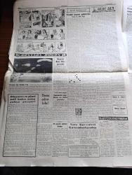 Cumhuriyet Gazetesi - 30 Temmuz 1959 - yaraya parmak yazan Nadir Nadi Başmakale - Dört Gazeteci Ahmet Emin Yalman Selami Akpınar Naim Tirali ve kervan dergisi sahibi Azmi Özcan Dün Hapse Mahkum Edildi - İsmet İnönü'nün Dokunulmazlığı - Çocuk Felci Vakaları Artıyor - Abdülhamid'e Yapılan Suikast Yazan Emin Ali Şavlı Yazı Dizisi - Hollywood'dan Stüdyo Temsilcisi Oscar Lax Geldi - Londra Festivalinde Üniversitelerimiz Başarı Kazandılar - İnce Mehmet yazan Yaşar Kemal Yazı Dizisi -  Uluç Ali Yazan Halikarnas Balıkçısı Yazı Dizisi - Ruhi Bahisler Yazan Doktor Halis Özgü - Ankara İstanbul Radyosu Programı - Kitap Gazete Ve Benzerlerinin İthali Serbest - Kızıllar Laos'a Girdiler -  Ali Sami Yen'i Hürmetle Anıyoruz - Fenerbahçe Beşiktaş Ve Adalet Sezonu Açıyorlar - Karagümrük Dün Yeni Sezonu Açtı - Fenerbahçe Tarafından Satışa Çıkarılan Kaleci Şükrü Ersoy - Milli Güreşçimiz Hamit Kaplan'a Profesyonellik Teklif Edildi - Balkan Oyunları Gelecek Yıl Türkiye'de Yapılacak - Harem Deniz Kulübü