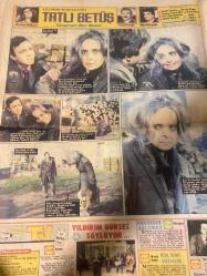 HÜRRİYET KELEBEK GAZETESİ DOĞUM GÜNÜ HEDİYESİ - 11 MAYIS 1984 - Yaşar Kemal-Burçin Oraloğlu-Ayşen Gökçer-Yusuf Sezgin-Zeki Alasya-Nezih Tuncay-Necati Bilgiç-Kamuran Tosunoğlu-Ulvi Alacakaptan-Güzin Saruhan-Gani Turanlı-Serpil Çakmaklı-Adnan Şenses-Fevzi Tuna-Turgut İthalat-Aziz Nesin-Perran Kutman-Müjdat Gezen-Mesut Çakarlı-Neyir Toska-Nilgün Ceylan-Ferit Gülşen-Çetin Başaran-Dumit Ülker-Türkan Şoray-Cihan Ünal-Gülsüm-Güldane-Safa Önal-Gani Turanlı-Feyzi Tuna-Bülent Oran-Reha Yurdakul-Sabahattin Esen-Kenan Kardeş-Gülay Tunçer-Engin Yorukoğlu  Ağrı Dağı Efsanesi-Tatlı Betüş-Yıldızlardaki Geleceğimiz-Astroloji Fal Değildir-Trikoda Tek Model Dönemi-Evlilikte İlk Yıldönümü-Yorgo’nun Yeri Son Koltuk Meyhanesiydi-Uçuk: Can Sıkıcı ve Tehlikeli Hastalık-Bana Yol Gösterin-23 Günde 10 Kiloya Kadar Zayıflayabilirsiniz-TRT’de Itri Olayı-Givens Tyson’ı Unuttu-İşte Komşularımız-Billie Jean Efsanesi-Mavi Ördek Peşinde-Gençler ve Her Zaman Genç Kalanlar İçin-Haftalık Film Rehberi-Neden Serpil Çakmaklı