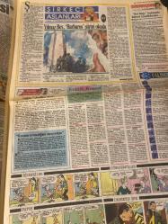 HÜRRİYET KELEBEK GAZETESİ DOĞUM GÜNÜ HEDİYESİ - 19 KASIM 1990 -Hakan Ural - Julie - Aydın Tansel - Leyla İlsinler - Erdoğan Tokmakçıoğlu - Dr. Gündüz Tezmen - Sevgili Güzin Abla - Erkan Tan - Mehtap Çelik - Richard Clayderman - MC Hammer - Sezen Cumhur Önal - Yves Montand - Jacques Prévert - Rüstem Batum - Nurseli İdiz - Sevil Uyar - George Segal - Herbert Ross - Gençlere yardım edelim - ‘İTRİ’nin telefonlusu - JULIE geliyor - Gitarım ve karım bana yetiyor - Çağdaş ’külkedisi - İyot daha akıllı yapıyor - Podyumlardaki ‘melez güzeli - Paltonun ömrü ne kadar olmalı? - Karnabaharı nasıl doğramalı? - Yılmaz Bey ‘Barbaros’ şiirini okudu - “Kocamı sevmediğimi sanıyordum” - Akne denilen dert - Bel fıtığı hakkında bilmek istedikleriniz - Müzikte sonbahar - Cehennem Sıcağında üç gece - Sporcusu sunucu - Rüstem Batum Show’da ilgiyle izleyeceğimiz konuklar yer alıyor - Çıplak ressamla neşeli dakikalar - Baykuş ile Kediciği - Fatoş - Güngörmüşler - Dedektif Nik - Chic Young - Bokser