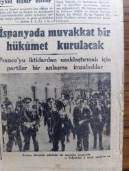 Cumhuriyet Gazetesi - 3 Ocak 1947 - bir gençle mülakat yazan Nadir Nadi Başmakale - demokratların büyük Kongresi için hazırlıklar - Ege tütün piyasası bu sabah açılıyor - Rus basınının yeni ve gülünç iddiaları boğazlarda Amerikan birlikleri varmış - Fuat Köprülü Celal Bayar ve Adnan Menderes ile beraber Demokrat Parti merkezinde fotoğraf - çalışma Bakanı Doktor Sadi Irmak  İstanbul'a geldi - Amerikadan dönen Vehbi Koç'un intibaları fotoğraf - devlet resim ve heykel sergisi - İspanya'da muvakkat bir hükümet kurulacak - General Franco Brunette Şehrinde Bir Merasim Esnasında fotoğraf - Çatalca halkı Toprak kanununun tatbikini istedi - Yavuz Sultan Selim Ağlıyor yazan Feridun Fazıl Tülbentçi yazı dizisi - Filistin'de sıkı yönetim ilan edilecek - çoğunluk yazan Burhan Felek - Münir Nurettin Selçuk ve arkadaşları Pangaltı İnci sinemasında - Shakespeare muamması Nihayet çözülüyor - küçük hikaye Zümrüt bahçe yazan Cahit Uçuk -Walt Disney'in yarattığı renkli mucizeler yalnız Yıldız sinemasında