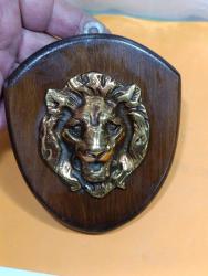 K100----YAŞLI AHŞAP KAİDELİ PİRİNÇ ASLAN BAŞI--DUVAR DEKORU