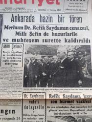 Cumhuriyet Gazetesi - 11 Temmuz 1942 - Amerikanın Avrupa'ya dair bilgisi Cumhuriyet Başmakale - Ankara'da hazin bir tören Refik Saydam'ın cenazesi fotoğraf - Aziz milli şefimiz İsmet İnönü Refik Saydam'ın cenazesinde fotoğraf - yeni başvekil Şükrü Saraçoğlu dün vazifesine başladı - Şükrü Saraçoğlu bekletileni bir tetkik esnasında fotoğraf - Unkapanı civarında çıkan yangında 24 ev 1 dükkan tamamen 6 evde kısmen yandı fotoğraf - Sovyet harp tebliği rossos şehri tahliye edildi - Alman harp tebliği geniş bir cephede kaçan düşman takip ediliyor - Dr Refik Saydam'ın vefasız dolayısıyla bütün dünya basını teessürümüze iştirak ediyor - merhum başvekil Refik Saydam'ın tabutu hususi trenden indiriliyor fotoğraf - Askeri Vaziyet Yazan Emekli General H. Emir Erkilet Yazı Dizisi - Müzeyyen Senar Cağaloğlu Çiftesaraylar bahçesinde - Bursa çekirge'de Ada Palas Oteli - Zati Sungur Kadıköy Opera sinemasında - Ülker fırtınası yazan Safiye Erol - Yağ Babındadır Yazan Burhan Felek - Bugünkü Radyo Programı