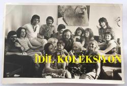 CEM KARACA'NIN ORİJİNAL FOTOĞRAFI - 18 x 12 cm EBADINDA - CEM KARACA, ANNESİ TOTO KARACA ve DİĞER AİLE BİREYLERİYLE TOPLUCA HATIRA POZU VERİRKEN ÇEKİLMİŞ BİR KARE