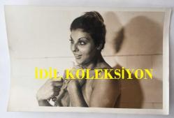 Efemera - DANSÖZ GAMZE ÖZ'ÜN ORİJİNAL FOTOĞRAFI - 18 x 12 cm EBADINDA - GAMZE ÖZ BANYODA DUŞ ALIRKEN ÇEKİLMİŞ BİR KARE - kitantik - kitaLog