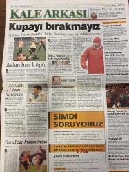 YENİ YÜZYIL KALE ARKASI GAZETESİ DOĞUM GÜNÜ HEDİYESİ - 24 MART 1998 - Hıncal Uluç - Sadık Deda - Altan Tanrıkulu - Aydoğan Tuğcuz - Refik Durbaş - İbrahim Sarı - Erdal Bilalal - Ömer Yümlü - Kaan Kural - Haydar Tamsan - Ersin Karaca - Cevat Kol - Murat Demirbaş - Cem Akyüz - Tolga Ovalı - Volkan Öztürkel - Ahmet Çakır - Aykut Güçlü - Yusuf Kaan - Bilgin Gökberk - Aziz Yıldırım - Otto Bariç - B.Hakan - Mustafa - Okocha - Moshoe - Recep-Ali - Eren - Amocah - Cihat - Nihat - Erdoğan Tuncer - Mehmet - Terim - Toshack - Sergen - Fatih Terim - Carlos McRae - Sinan - Faruk - Buhari - Ertuğrul - M.Ali - Engin - Dursun  Ürküten gerçek - Beykoz Kasrı çürüyor - Sadabad Projesi devam ediyor - Spor Giyim Fuarı açıldı - Her cumartesi eylem - Sokak aralarında mantar gibi biten birahaneler - Eylemler sürecek - Okmeydanı Gazi Mahallesi olmasın - Gasp edilen saray - Mezarlık’ta neler oluyor - Gazi Mahallesi’ne dönmesin - Depo yapılan saat kulesi - Öğrenci okula bıçakla gelir mi - Yılın kadınları şehit