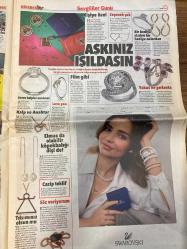 HÜRRİYET KELEBEK GAZETESİ DOĞUM GÜNÜ HEDİYESİ - 6 ŞUBAT 2015 - Gonca Vuslateri-Prof. Dr. Osman Müftüoğlu-Emel Müftüoğlu-Müjde Ar-Müge Anlı-Sezen Aksu-Stan Asso-Mustafa Sandal-Ecem Esen-Arya Aksu-Nurgül Yeşilçay-Esra Sönmezer-Serdar Ortaç-Ayla Öztürk-Aydın-Nihat Akçer-Melike Karakartal-Bozkurt Aytac-Hilton Kozyatağı-Serap Erener-Turgay Tuna-Mert Memekozyaka-Ayşe Aral-Deniz Pulaş-Nuray Nur-Deniz Pektaş-Gül-Kenan Eroğlu-Nurşin Noyan-Cem Adrian-Üstün Dökmen-Şükrü Özyıldız-Kerem Bürsin-Meryem Uzerli-Ayça Ayşin Turan-Ozcan Deniz-Yonca Tokbaş-Caner Erkin-Asena Erkin-Gökhan Özen-Gizem Karaca-Mehmet Özakyaka-Güzin Abla-Banu Alkan-Tufan Yüksel-Linet-Hakan Altun-Soner Olgun-Sibel Can-Sinan Erkoç-Ferhat Göçer-Yıldız Tilbe-Cenk Eren-Deniz Akkaya-Mustafa Keser-Ferman Toprak-Bengü-Selahattin Özdemir-Gökhan Sezen-Ebru Yaşar-Serdar Ortaç-Canan Arıtman-Gülşah Akkaya  Artık o da ekipten-Aşk ve Tango-Bilinçsiz ilaç tüketimi-Kıraç’tan yeni klip-Ben bugün adam oldum-Türk Kara Kuvvetleri-Delikanlı alışveriş