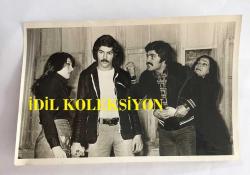 KADİR İNANIR'IN ORİJİNAL FOTOĞRAFI - 18 x 12 cm EBADINDA -  ''YAZIK OLDU YARINLARA (1974)'' İSİMLİ YEŞİLÇAM FİLMİNDE KADİR İNANIR, ALİYE RONA, MESUT ENGİN ve NURAY BELBÜKEN AYNI KAREDE